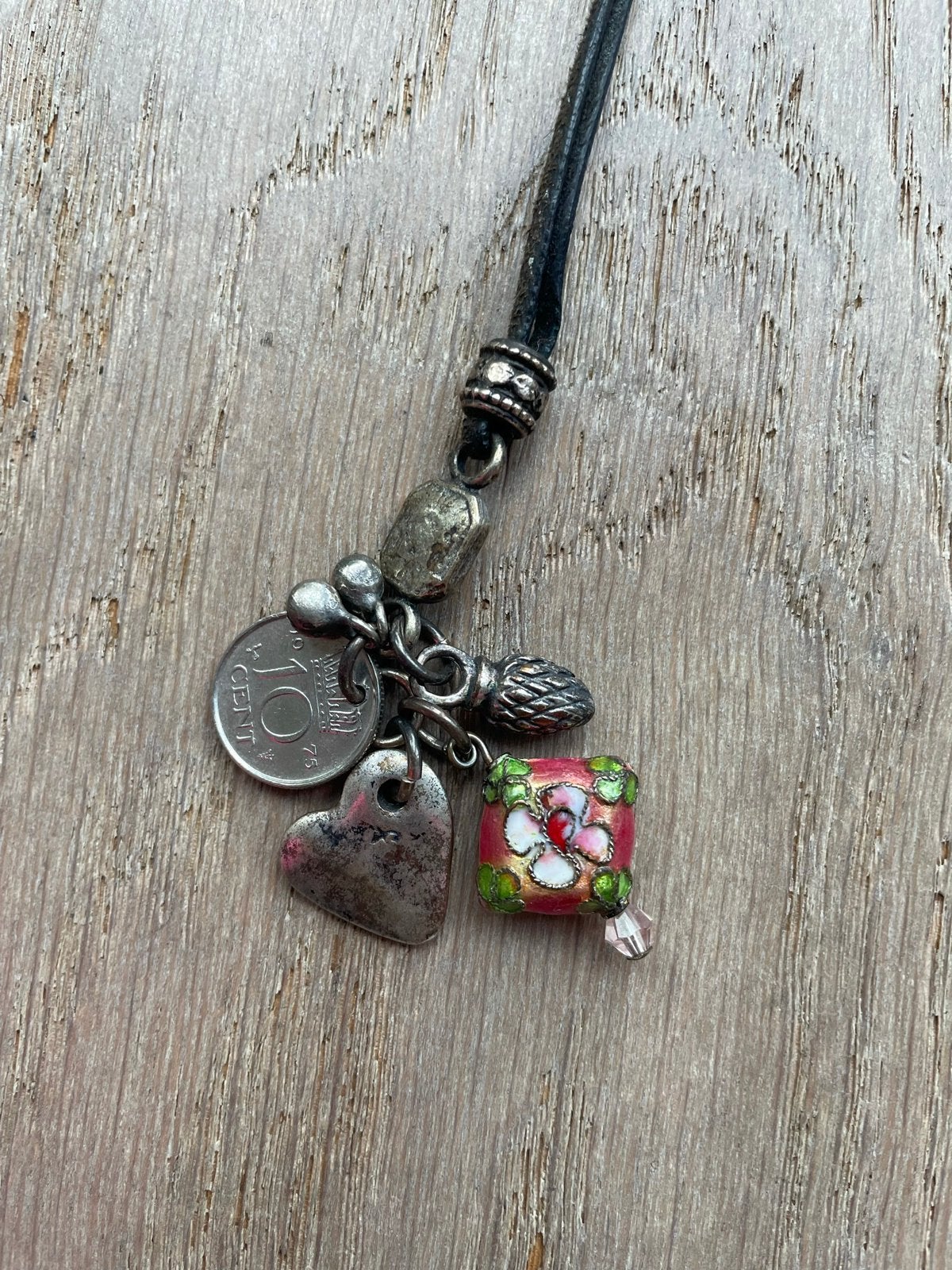 zwart leren koord ketting met hangers 55 cm, Sieraden, Tassen en Uiterlijk, Gebruikt, Zwart, Ophalen of Verzenden, Overige materialen