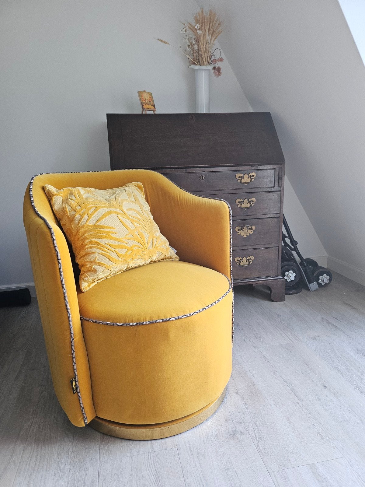 Draaistoel en poef/bijzettafel., Huis en Inrichting, Fauteuils, Ophalen, Zo goed als nieuw, Stof, 50 tot 75 cm