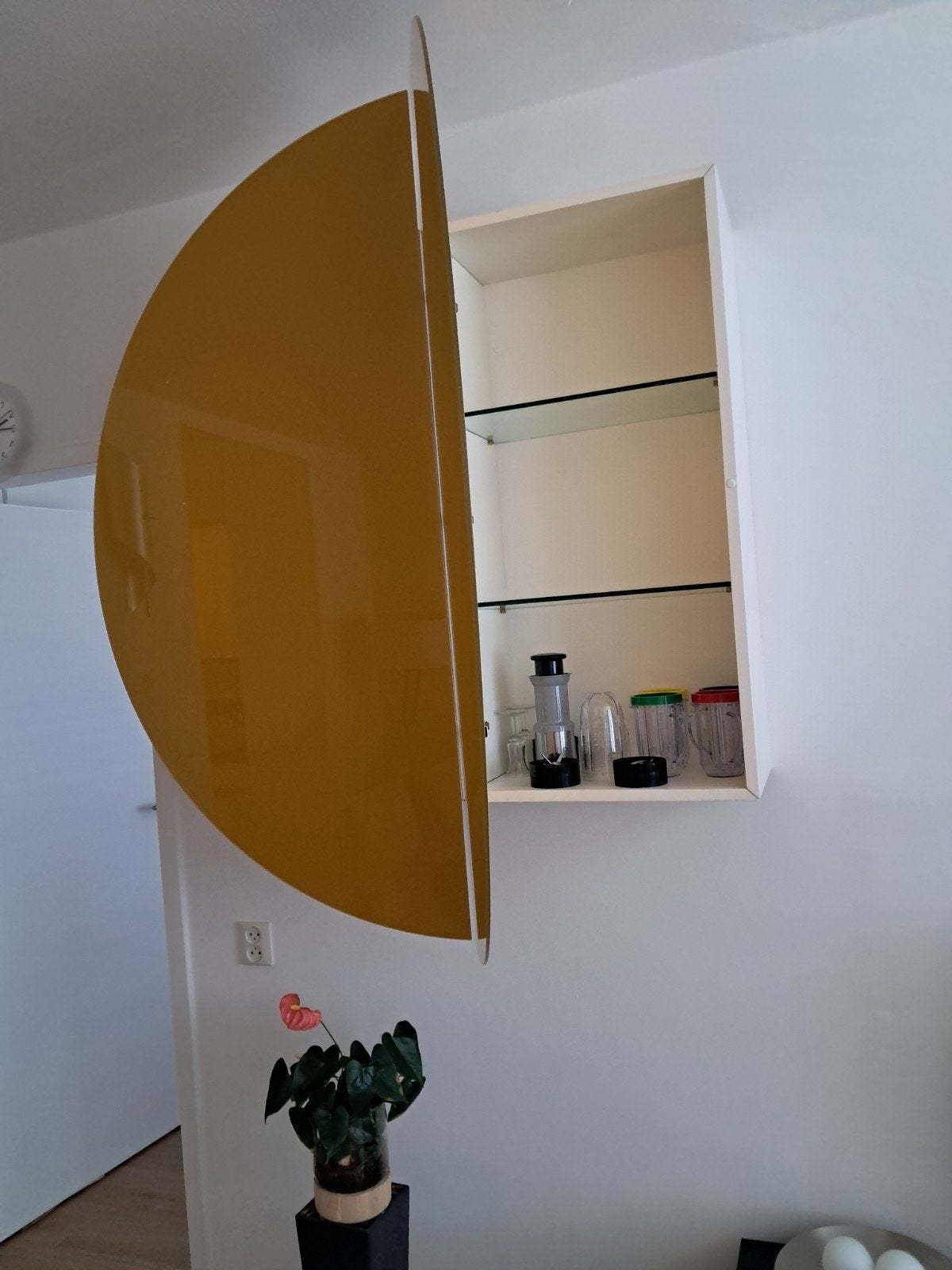 Unieke ronde wandkast met geel glazen voorkant., Ophalen, 100 tot 150 cm, Minder dan 150 cm, 25 tot 50 cm