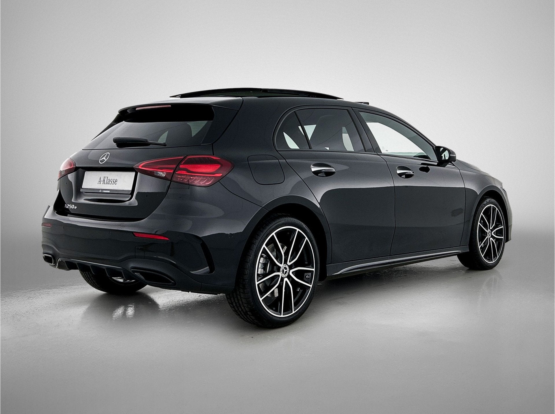 Mercedes-Benz A-Klasse 250 e Business Solution AMG | AMG Lin, Verwarmde buitenspiegels, 4 cilinders, 15 kWh, Zwart