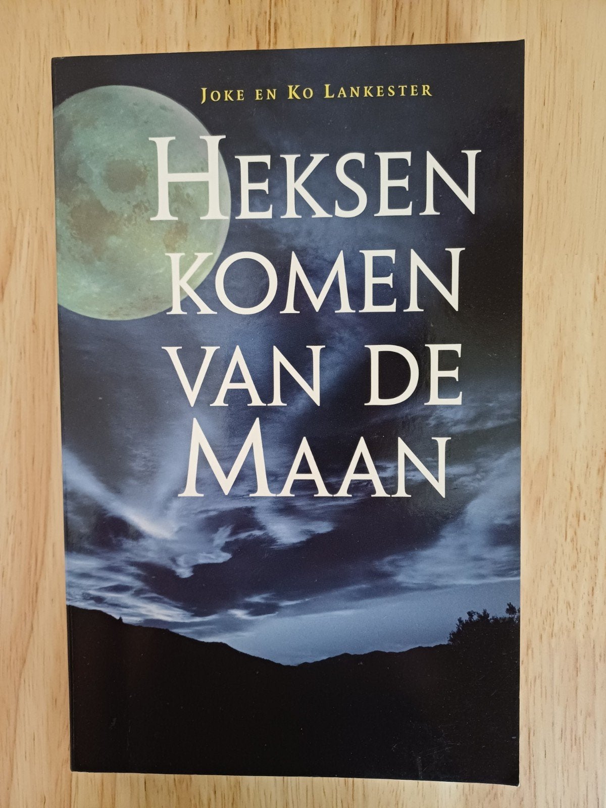 Heksen Komen Van De Maan - Joke en Ko Lankester, Ophalen of Verzenden, Gelezen, Astrologie, Achtergrond en Informatie