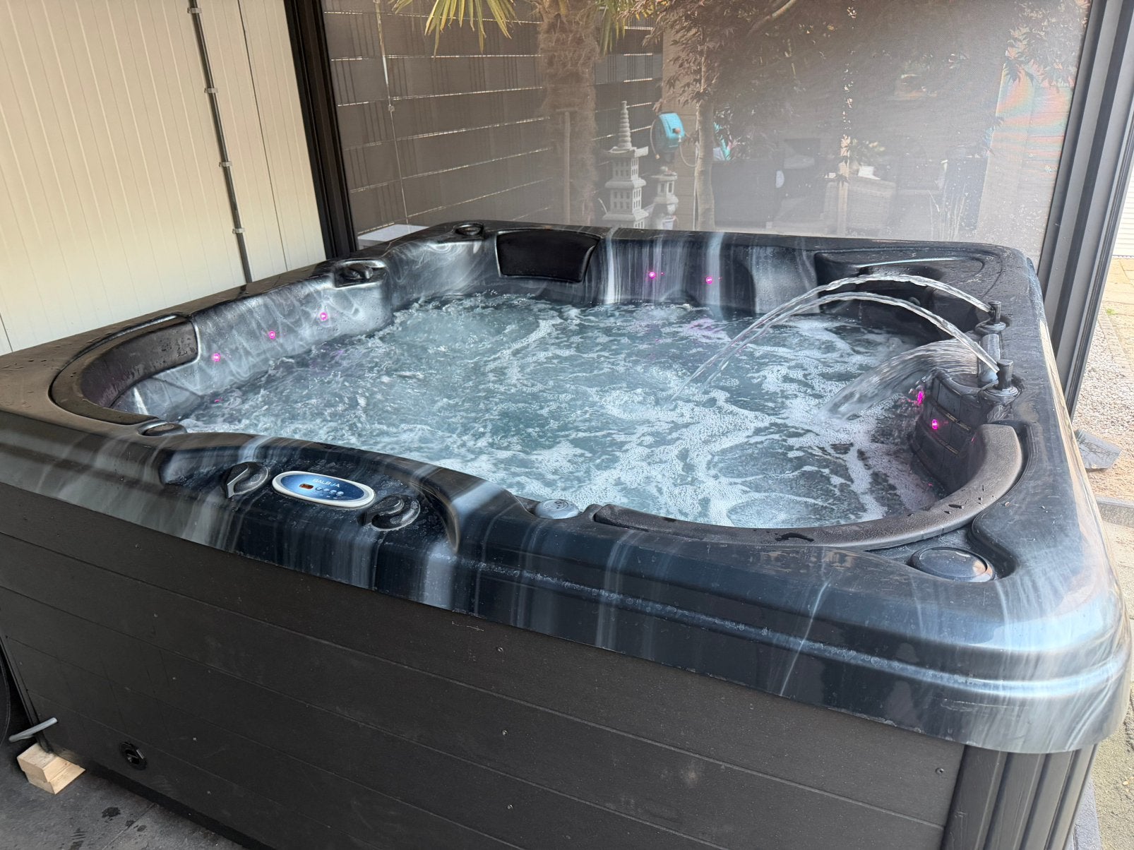 Luxe 6-persoons jacuzzi met gloednieuwe warmtepomp, Ophalen, Zo goed als nieuw, Vast