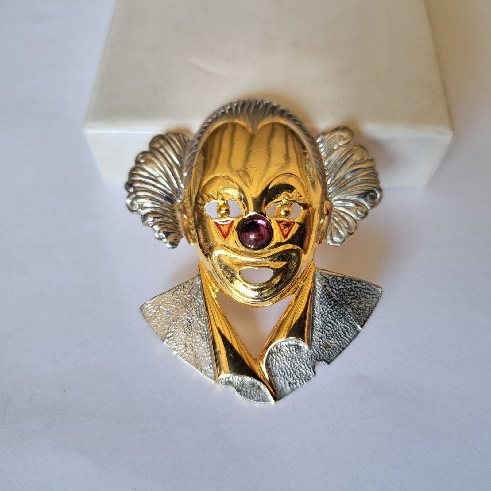 Vintage clown broche neus paars steentje, Overige materialen, 4 tot 7 cm, Gebruikt, Verzenden