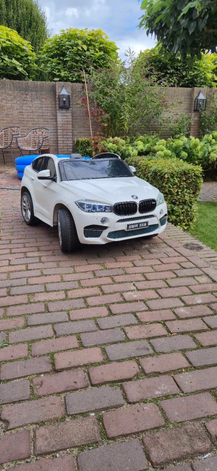 Tweepersoons elektrische kinderauto BMW X6M wit, Ophalen, Gebruikt