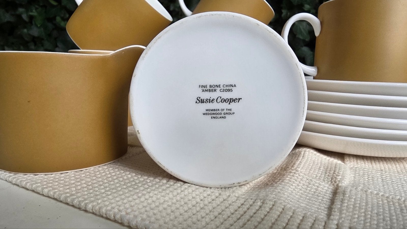 Susie Cooper Amber Wedgwood servies - 5 kop en schotel, Wedgwood, Ophalen of Verzenden, Zo goed als nieuw, Overige stijlen
