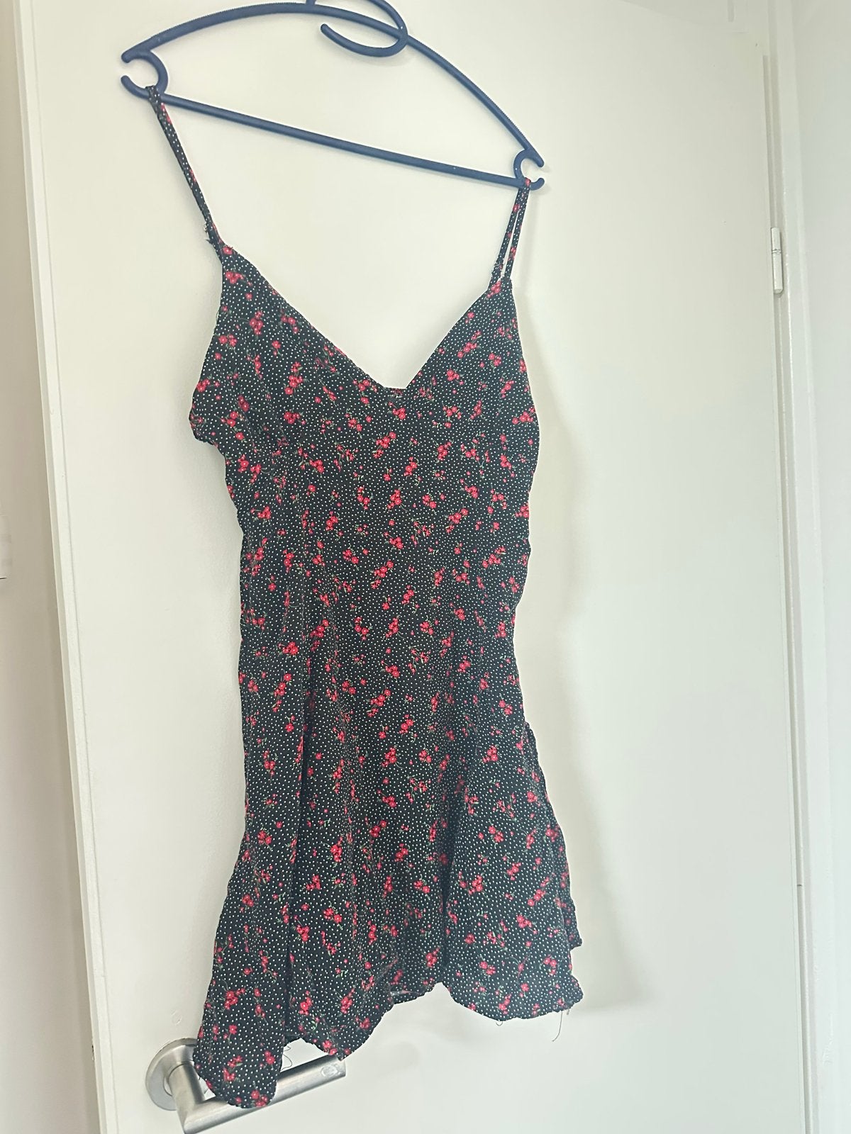 Bershka Zwart Jurkje met Rode Bloemetjes Maat L, Zwart, Maat 42/44 (L), Ophalen of Verzenden, Zo goed als nieuw