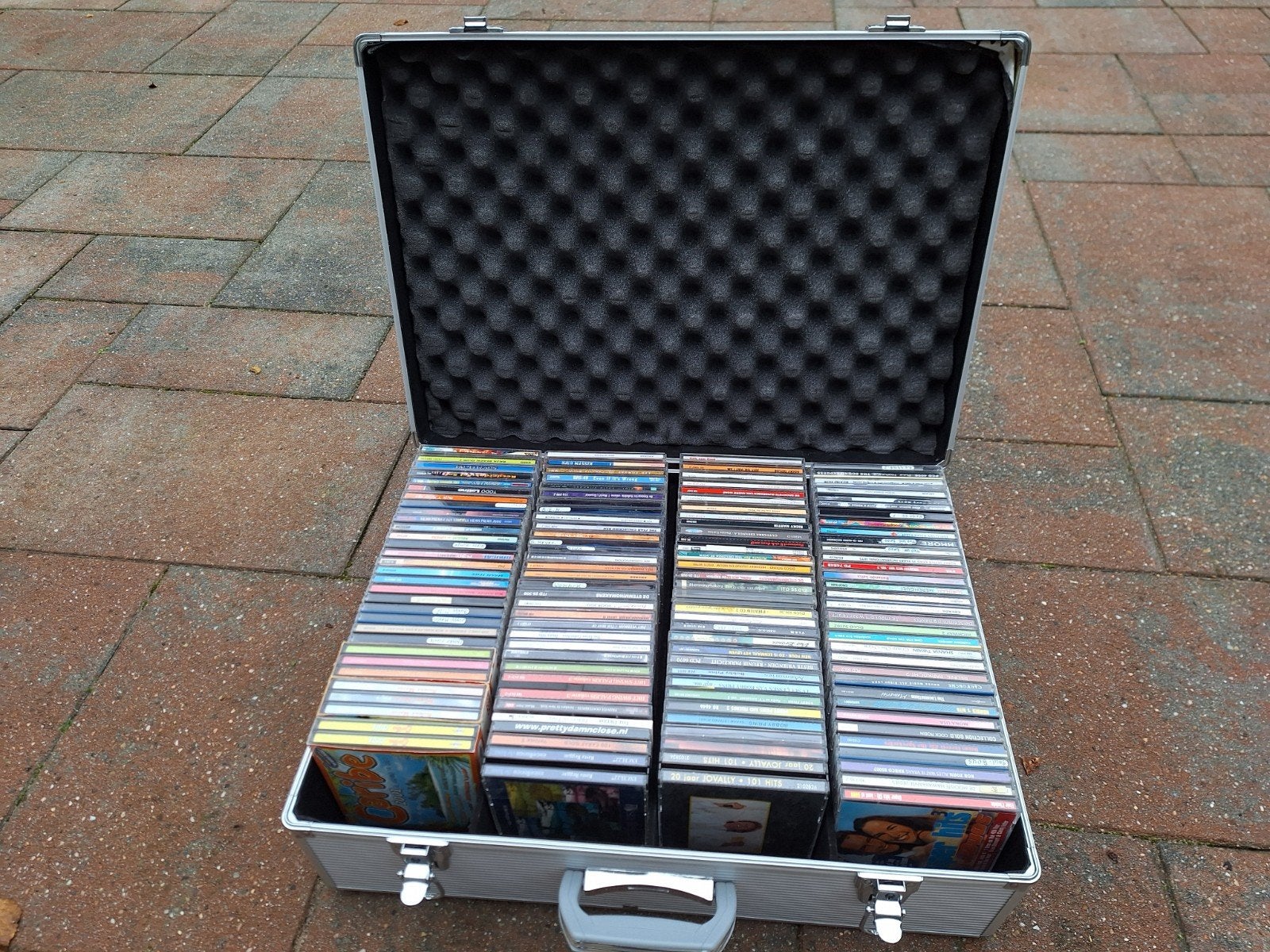142 cds in cd koffer, Cd's en Dvd's, Ophalen, Zo goed als nieuw, Overige genres, 1 bandje