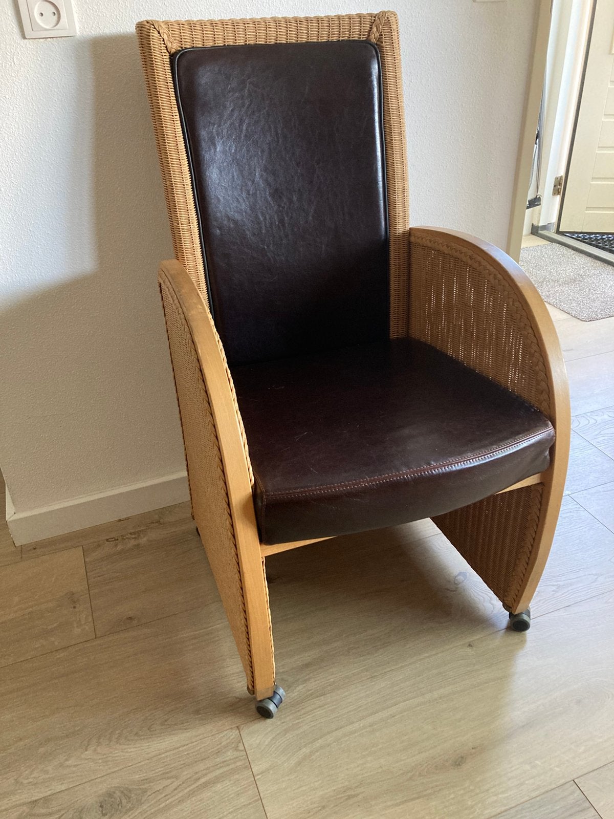 2 Loom eetkamerstoelen op wieltjes, Ophalen, Zo goed als nieuw, Bruin, Vier