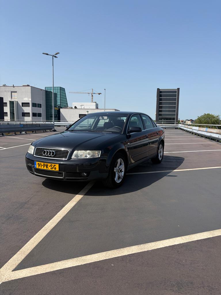 Audi A4 2.0fsi apple carplay en cruise control 3e eigenaar, Voorwielaandrijving, Zwart, 4 cilinders, 1984 cc