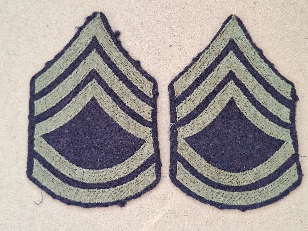 WWII US Technical Sergeant stripes on felt, Verzenden, Amerika, Embleem of Badge