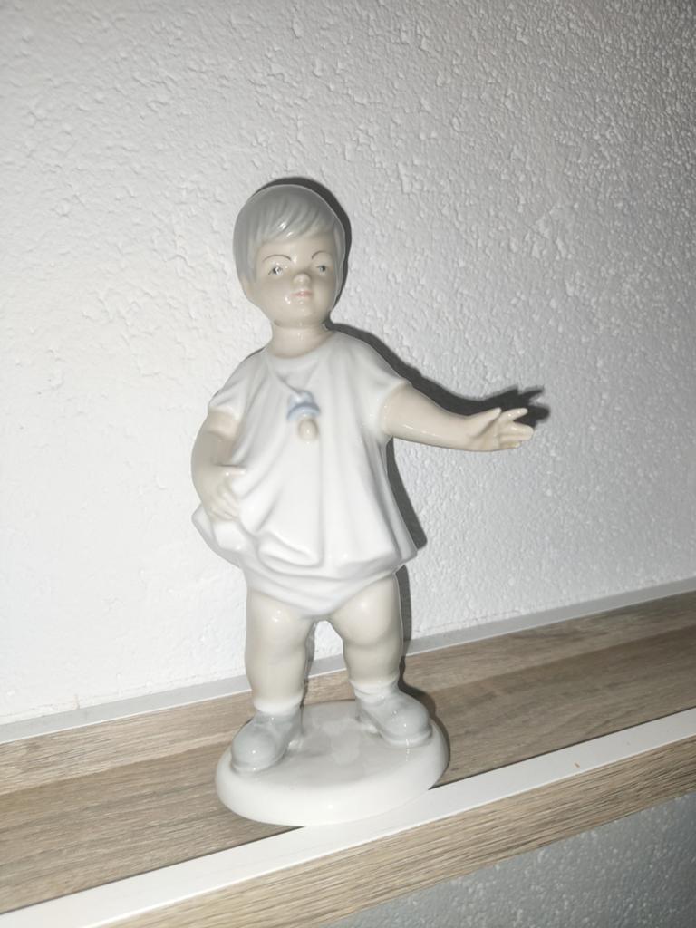 Porseleinen beeldje van een kind - Primeros Pasos, Antiek en Kunst, Ophalen of Verzenden