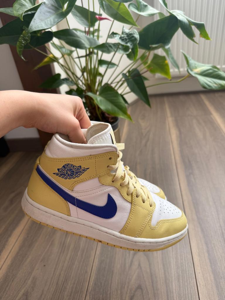 Air Jordan 1 Mid Lemon Wash Lapis, Geel, Sneakers of Gympen, Gedragen, Ophalen