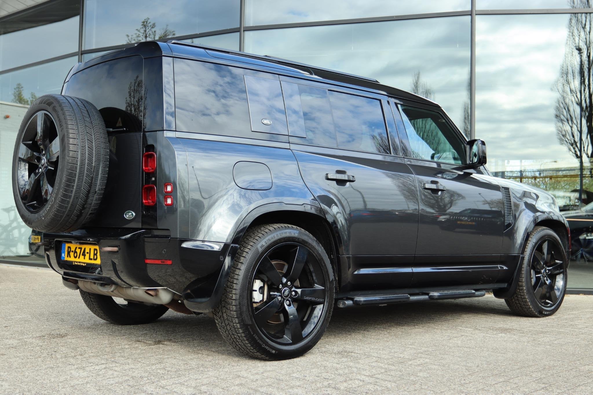 LAND ROVER DEFENDER 110 2.0 P400E 110 X-DYNAMIC HSE BLACK PA, Auto's, Land Rover, Automaat, 404 pk, Gebruikt, 3000 kg