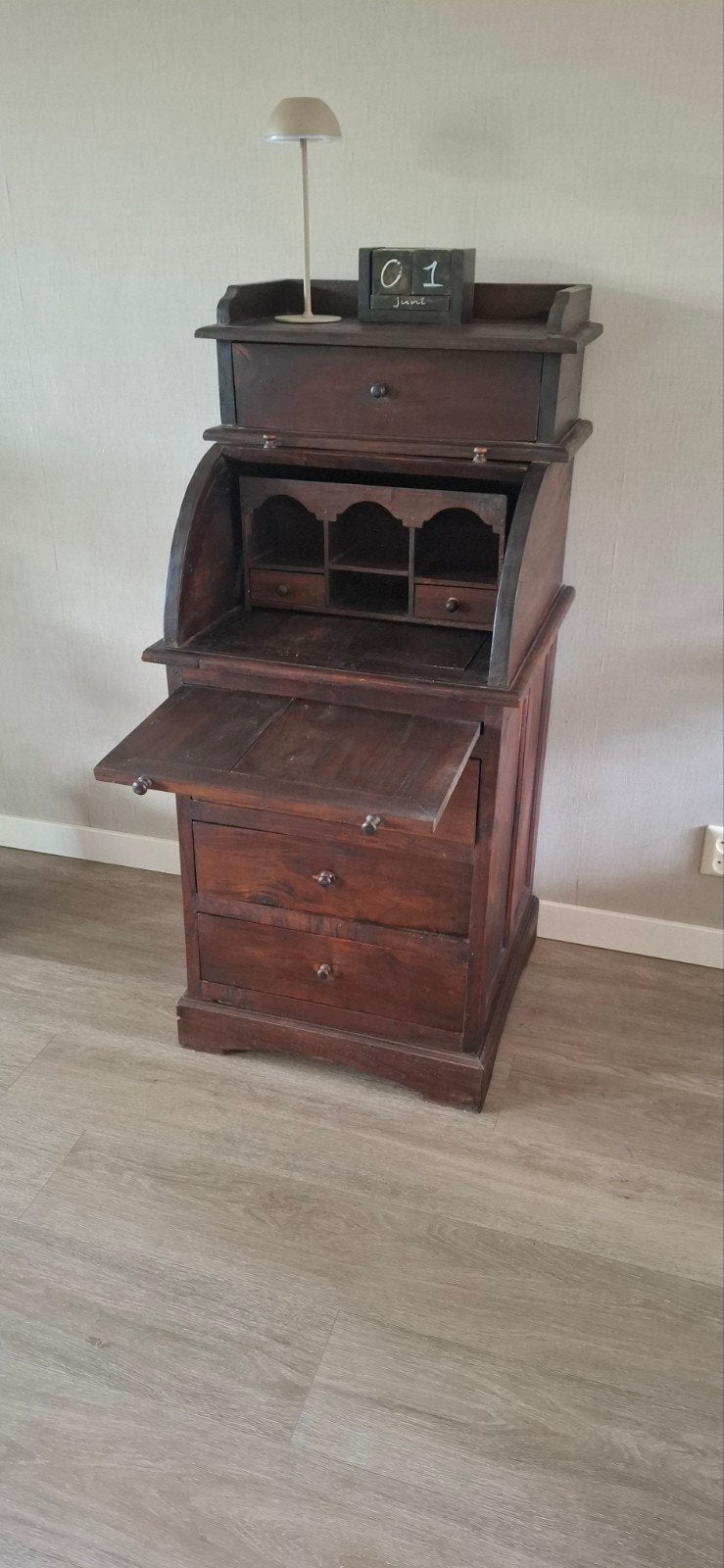 Kleine kast / secretaire van donker hout, Ophalen