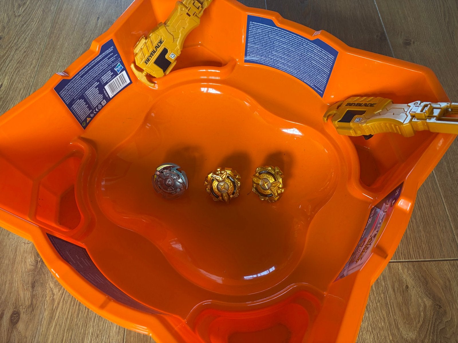 Beyblade Burst Arena met 3 Beyblades en 2 Launchers, Kinderen en Baby's, Verzenden, Zo goed als nieuw, Jongen of Meisje