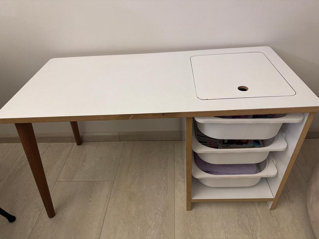 Wit kinderbureau met opbergruimte en lades, Huis en Inrichting, Bureaus, Zo goed als nieuw, Kinderbureau, Overige merken, Modern
