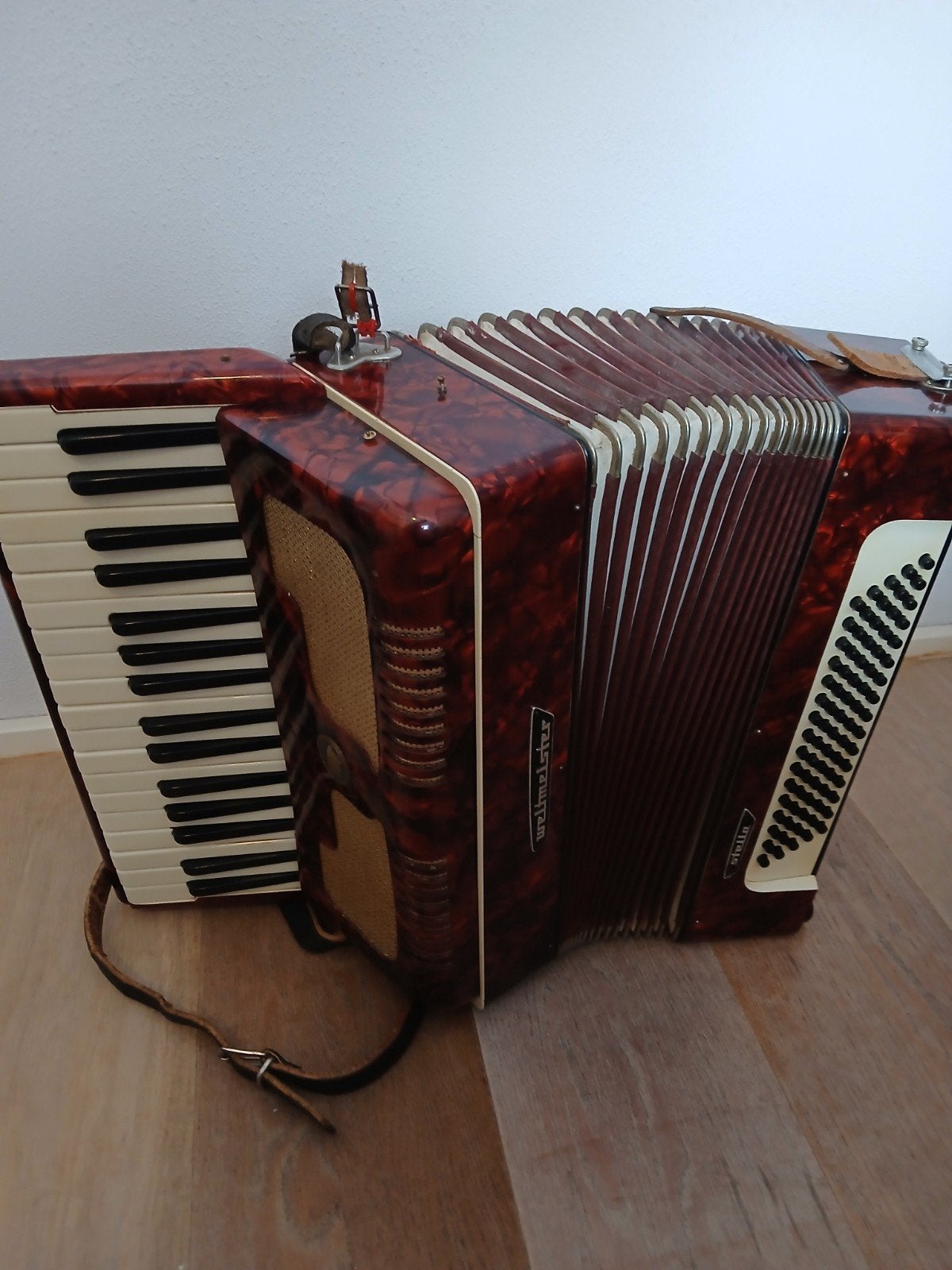 Weltmeister Stella Toetsaccordeon - Rood gemarmerd, Muziek en Instrumenten, Ophalen, Gebruikt, Met riemen, Overige formaten
