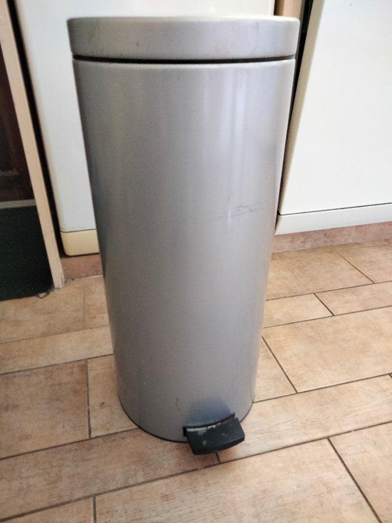 Smalle hoge prullenbak, Ophalen, Gebruikt, Met pedaal, 40 liter of meer