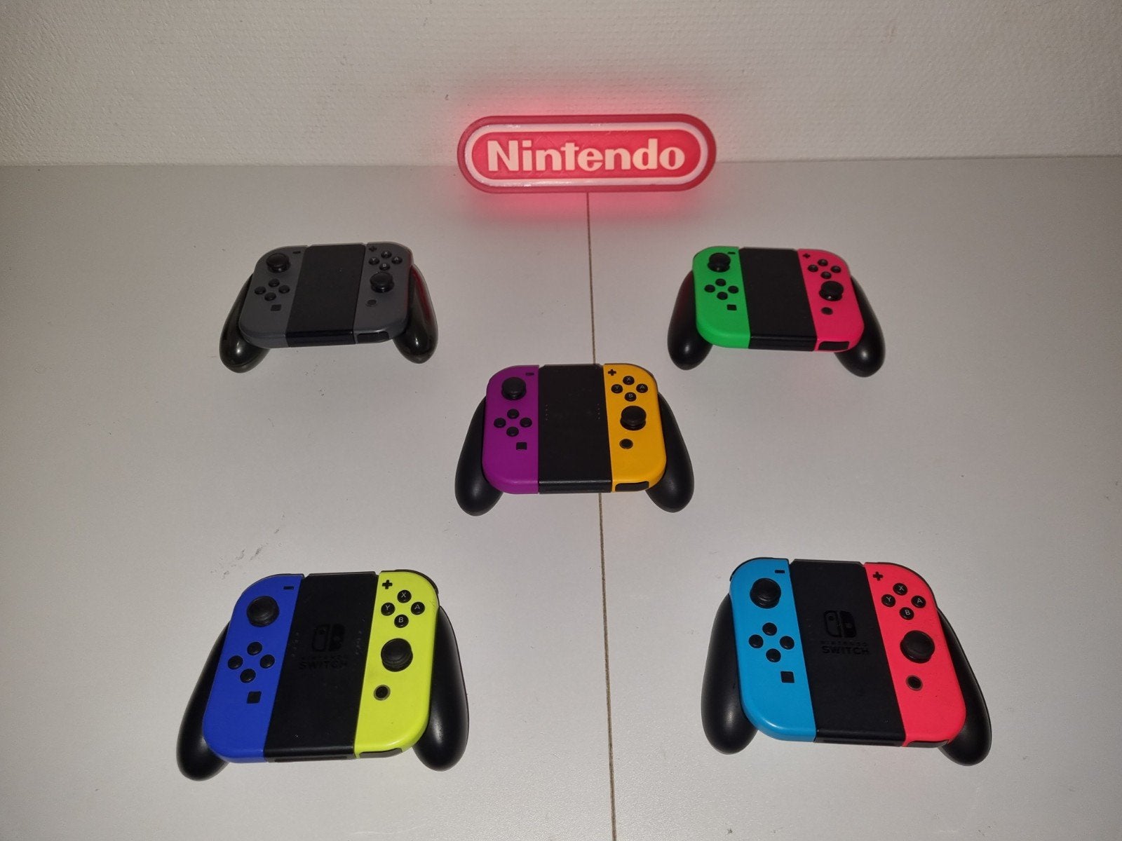 Originele nintendo switch (Oled) joycons met grip., Spelcomputers en Games, Spelcomputers | Nintendo Switch, Gebruikt, Ophalen of Verzenden