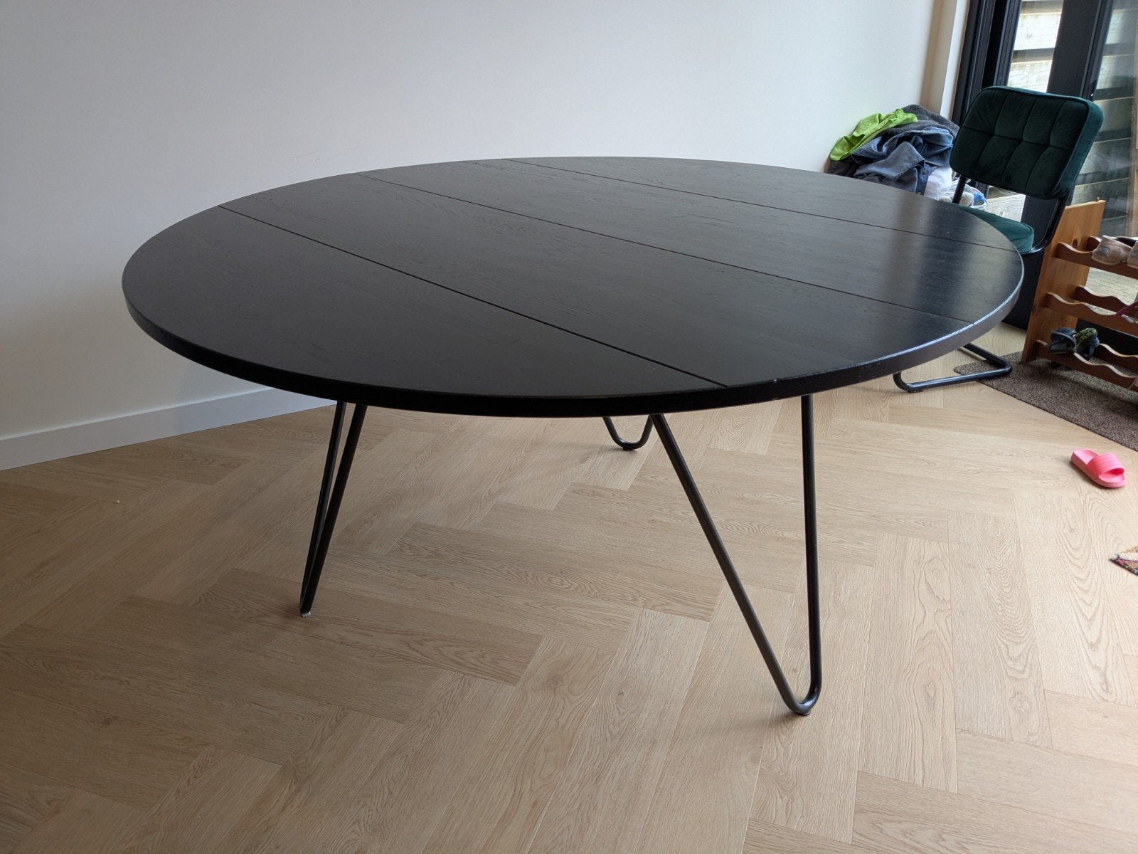 VT Wonen ronde eettafel zwart met hairpin poten, Modern, Industrieel, Rond, Zo goed als nieuw, Vier personen