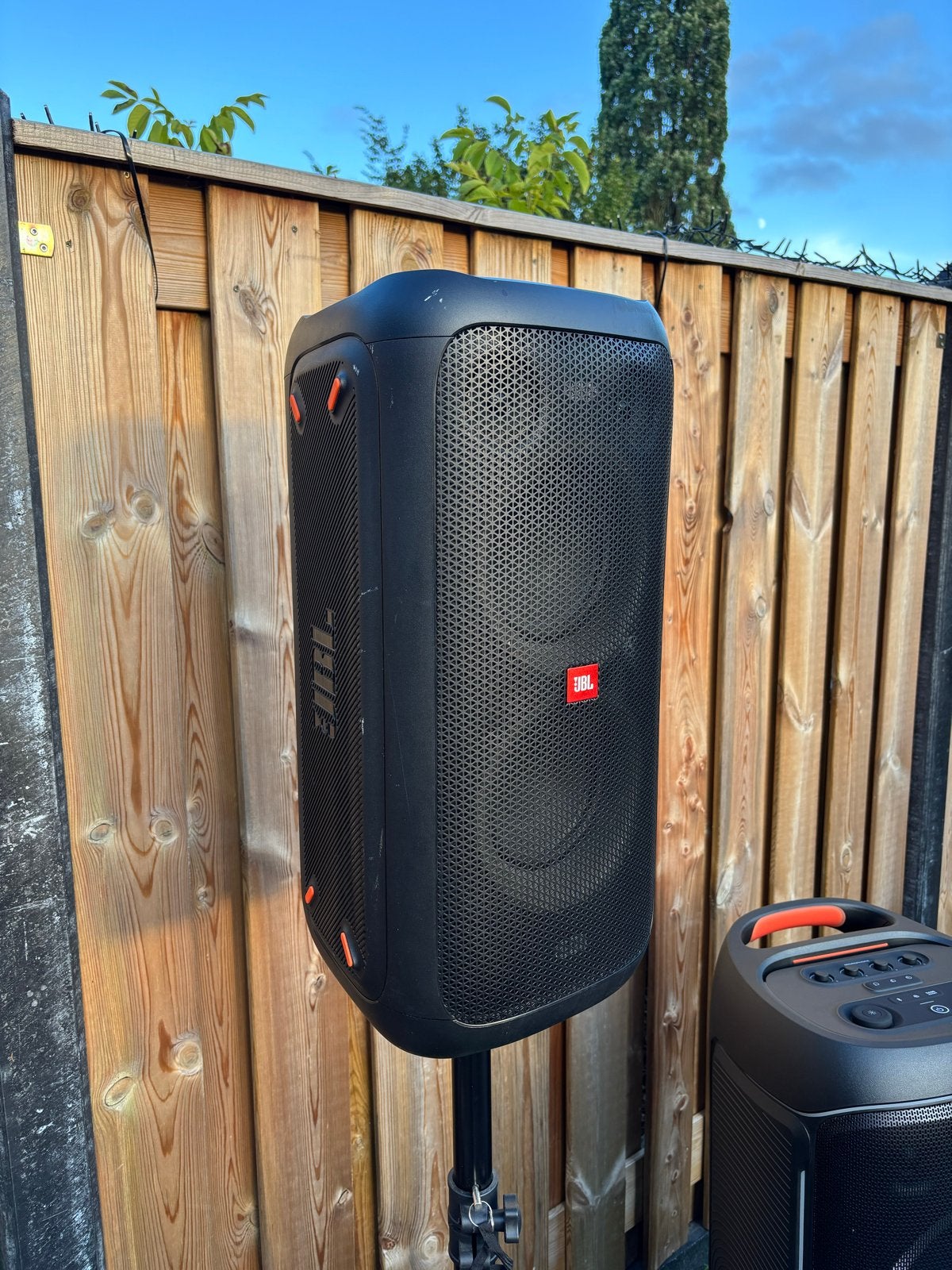 JBL Partybox 100 - Goede staat met lichte gebruikssporen, Gebruikt, Inclusief kabels, JBL, Party speaker