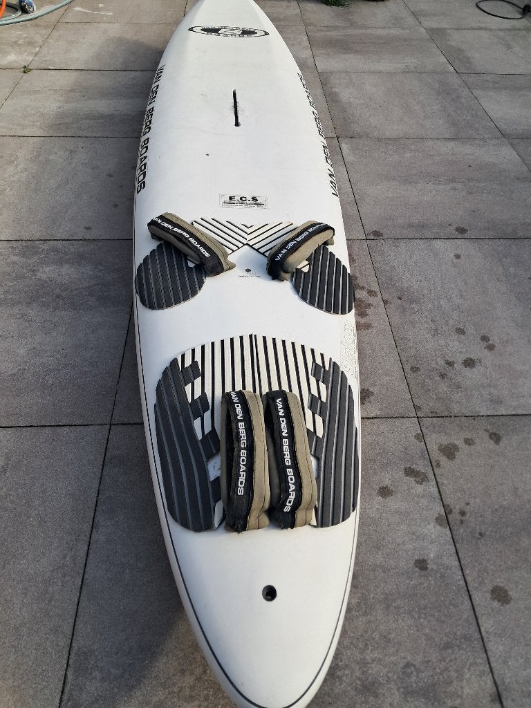 Van den Berg 270 Slalom board compleet met 4x North Sails, Ophalen, 250 tot 300 cm, Gebruikt, 5 tot 6.5 m²