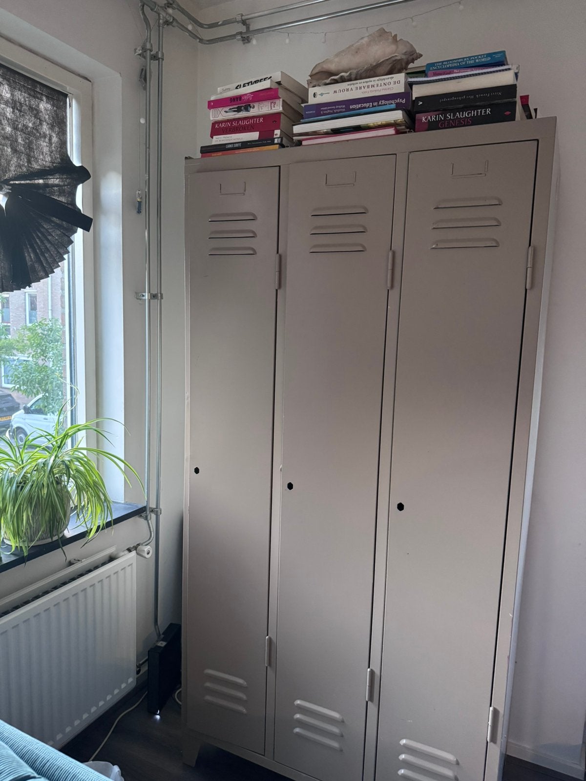 Metalen locker kast met 3 deuren - Grijs beige, Ophalen, Zo goed als nieuw
