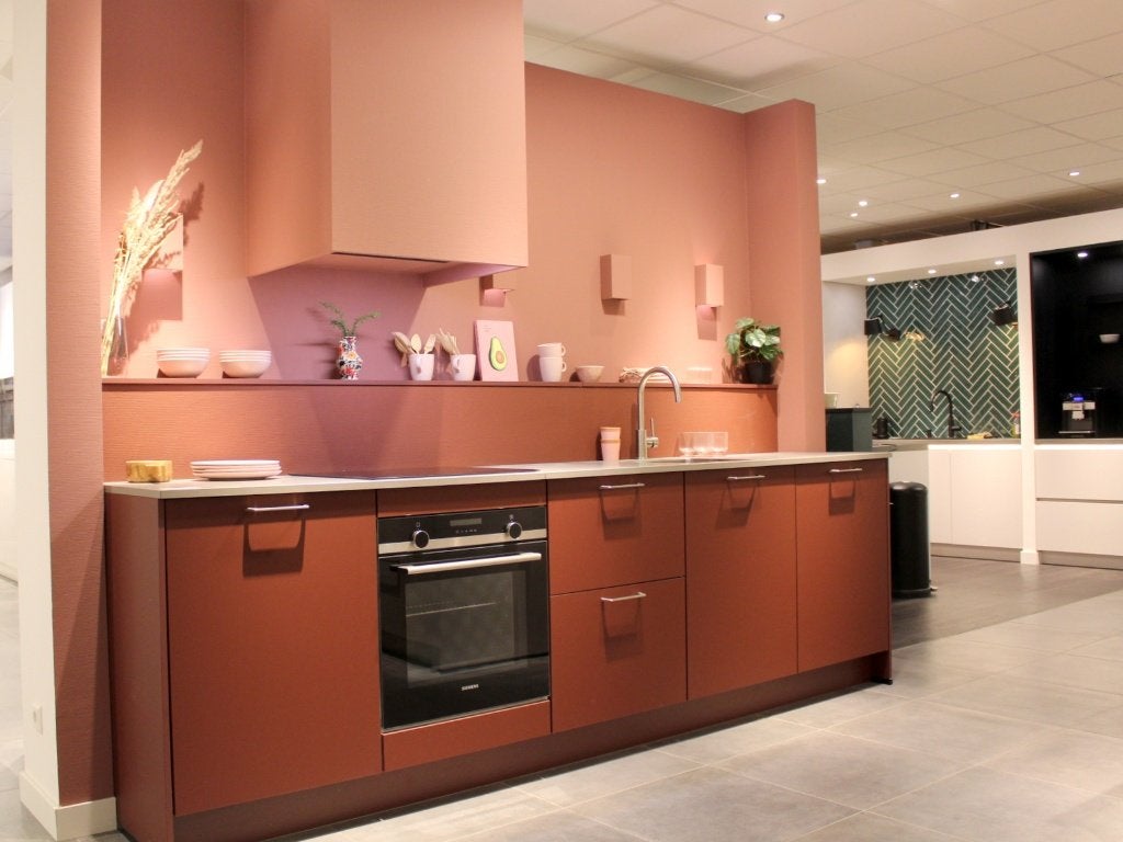 AF10 – Nobilia rechte designkeuken in roestrood ultramat, Ophalen, Waldstraße 53-57, 33415 Verl  Duitsland, Nobilia-Werke J. Stickling GmbH & Co. KG