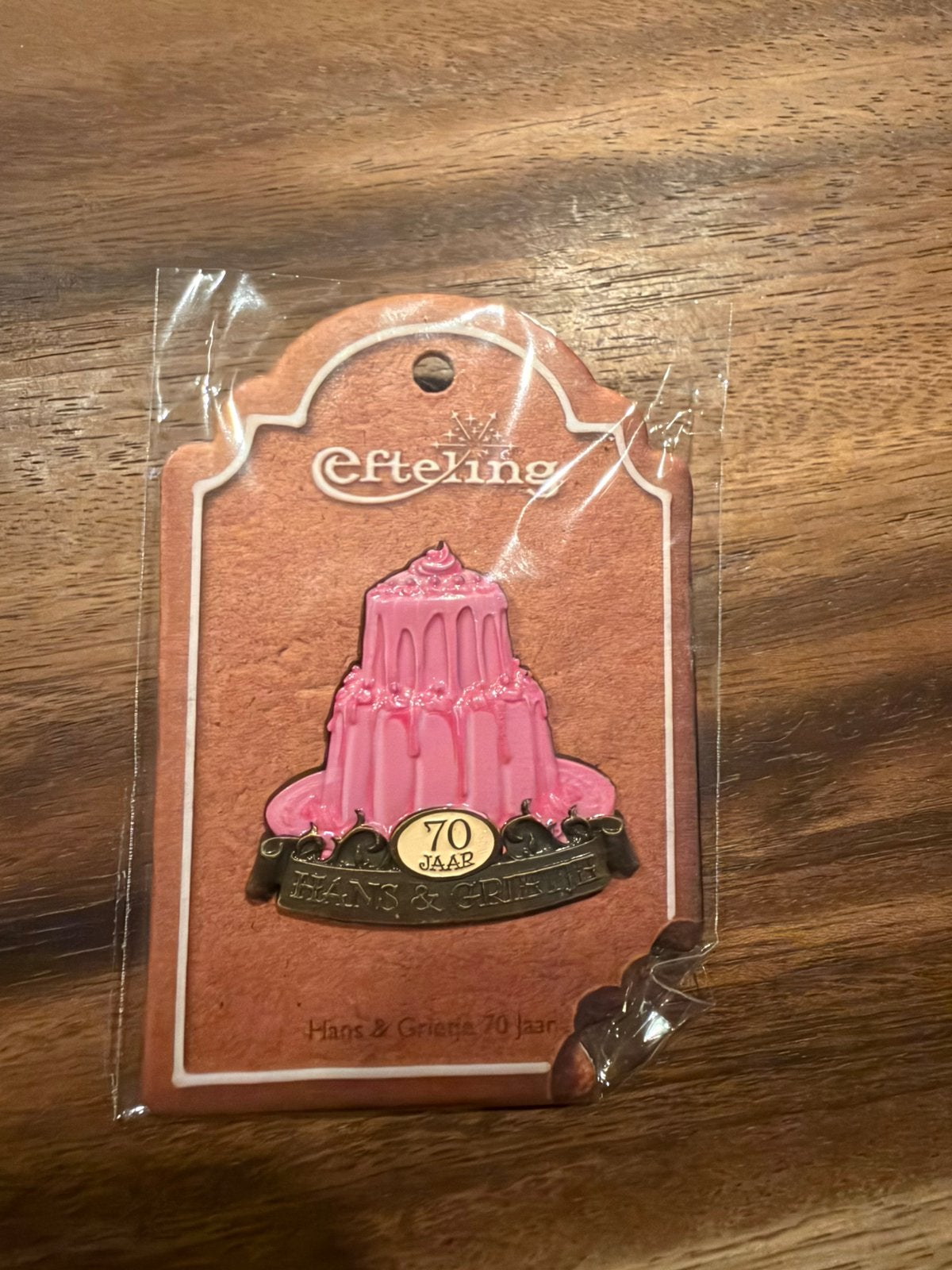 Efteling jubileum pin 70 jaar Hans en Grietje op kaartje, Verzamelen, Ophalen of Verzenden, Zo goed als nieuw, Button of Speldje