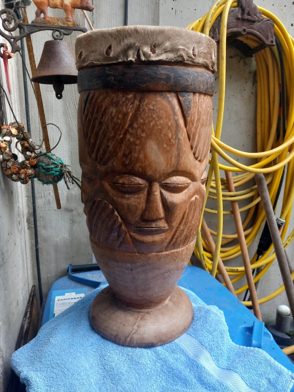 Afrikaans houten trommel met 4 gezichten, Gesneden, Bruin, Afrika, Beeld