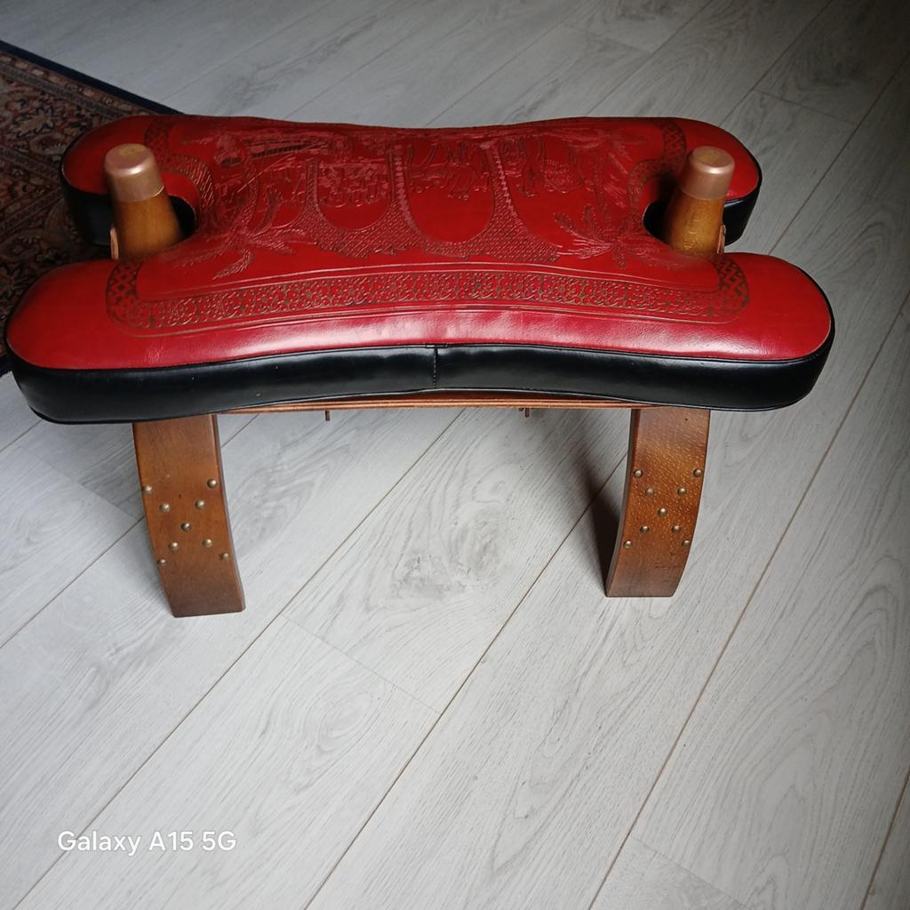 Decoratieve Kameelzadel Kruk - Rood Leer met Houtsnijwerk, Ophalen of Verzenden