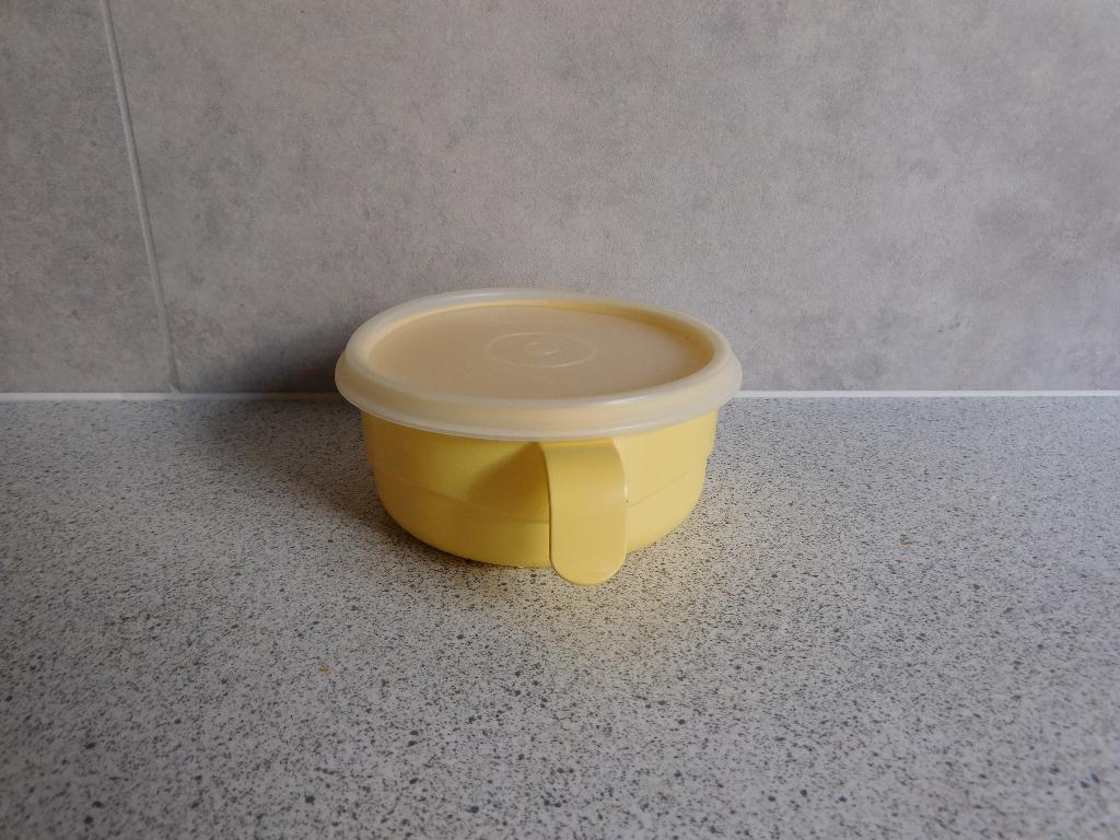 Tupperware Baby Hapjesschaal 10 cm. Geel, Huis en Inrichting, Keuken | Tupperware, Ophalen of Verzenden, Zo goed als nieuw, Geel