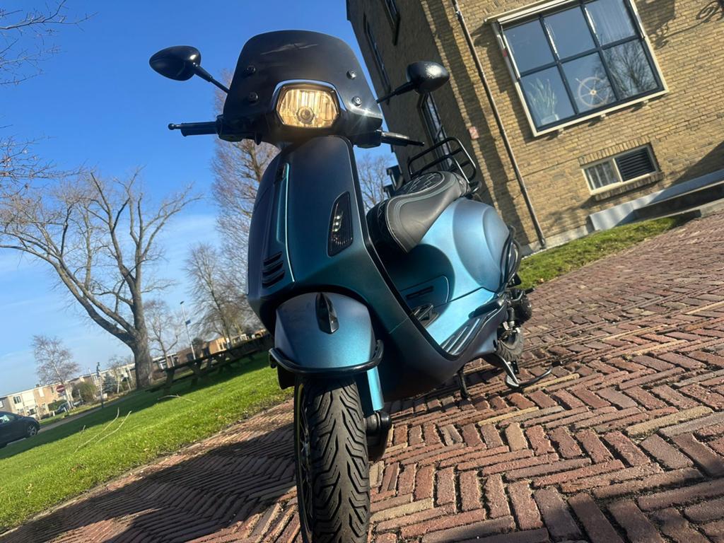 Vespa sprint custom full options geel kenteken eerste eigena, Maximaal 45 km/u, Zip, Ophalen of Verzenden, Zo goed als nieuw