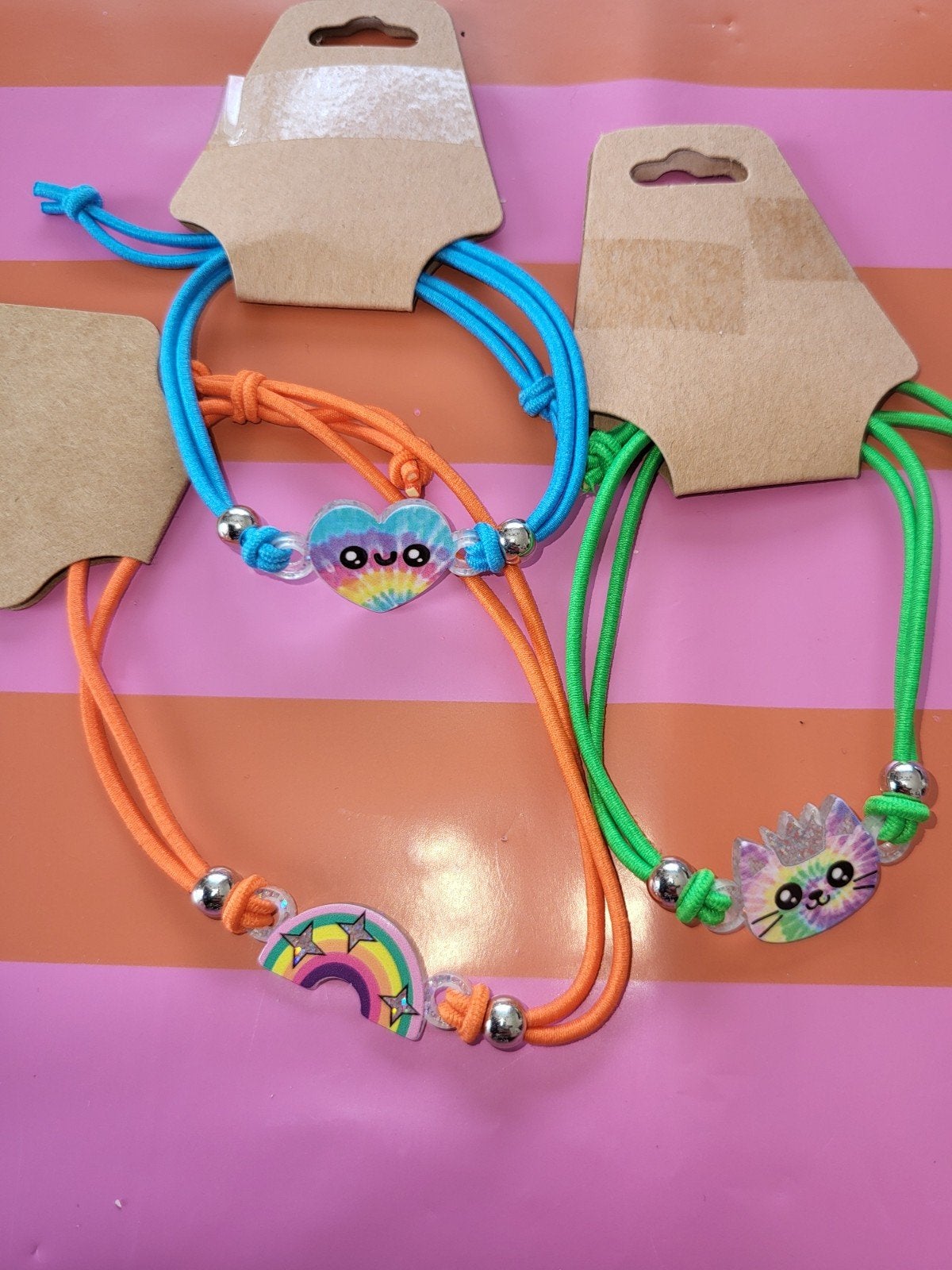 Leuke kinderarmbandjes met vrolijke bedels, Sieraden, Tassen en Uiterlijk, Kindersieraden, Ophalen of Verzenden, Nieuw, Overige kleuren