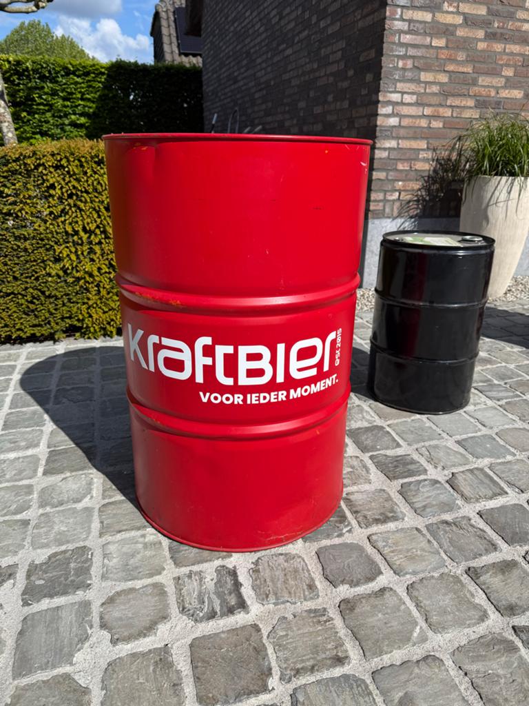 3 Olievaten: 2 rode (Kraft/Mobil) en 1 zwarte (klein), Ophalen, Gebruikt