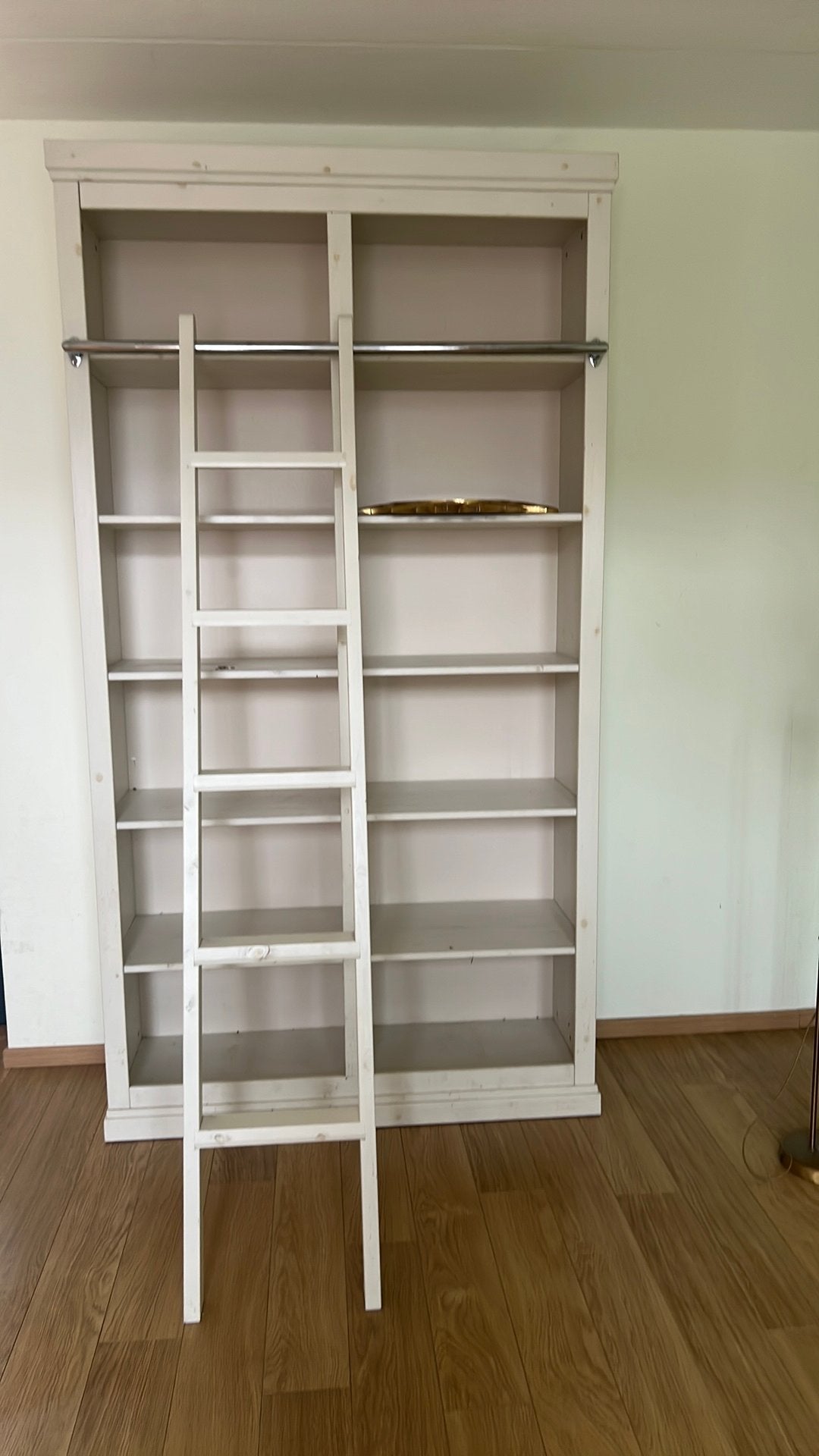Mooie witte boekenkast met ladder., Ophalen, Met plank(en), Gebruikt, 100 tot 150 cm