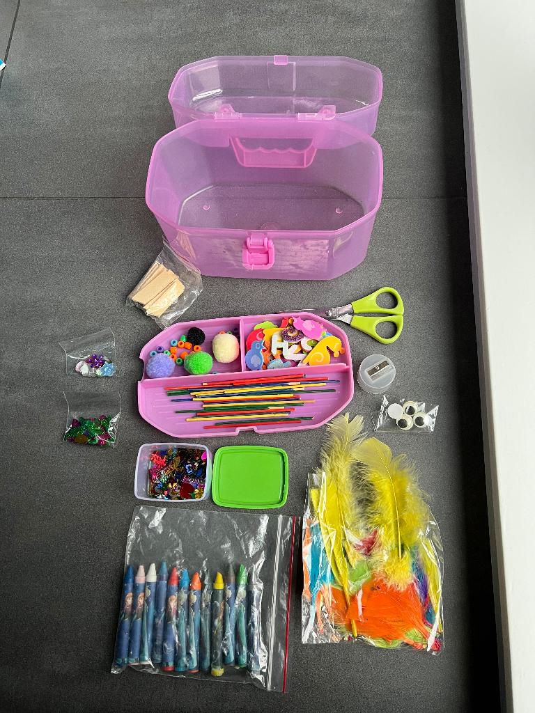 Knutselbox, Ophalen of Verzenden, Zo goed als nieuw, Geschikt voor karton, Knutselmateriaal