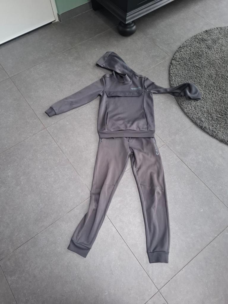 Cruyff pak maat 162, Kleding | Heren, Sportkleding, Gedragen, Algemeen, Overige maten, Grijs, Ophalen of Verzenden