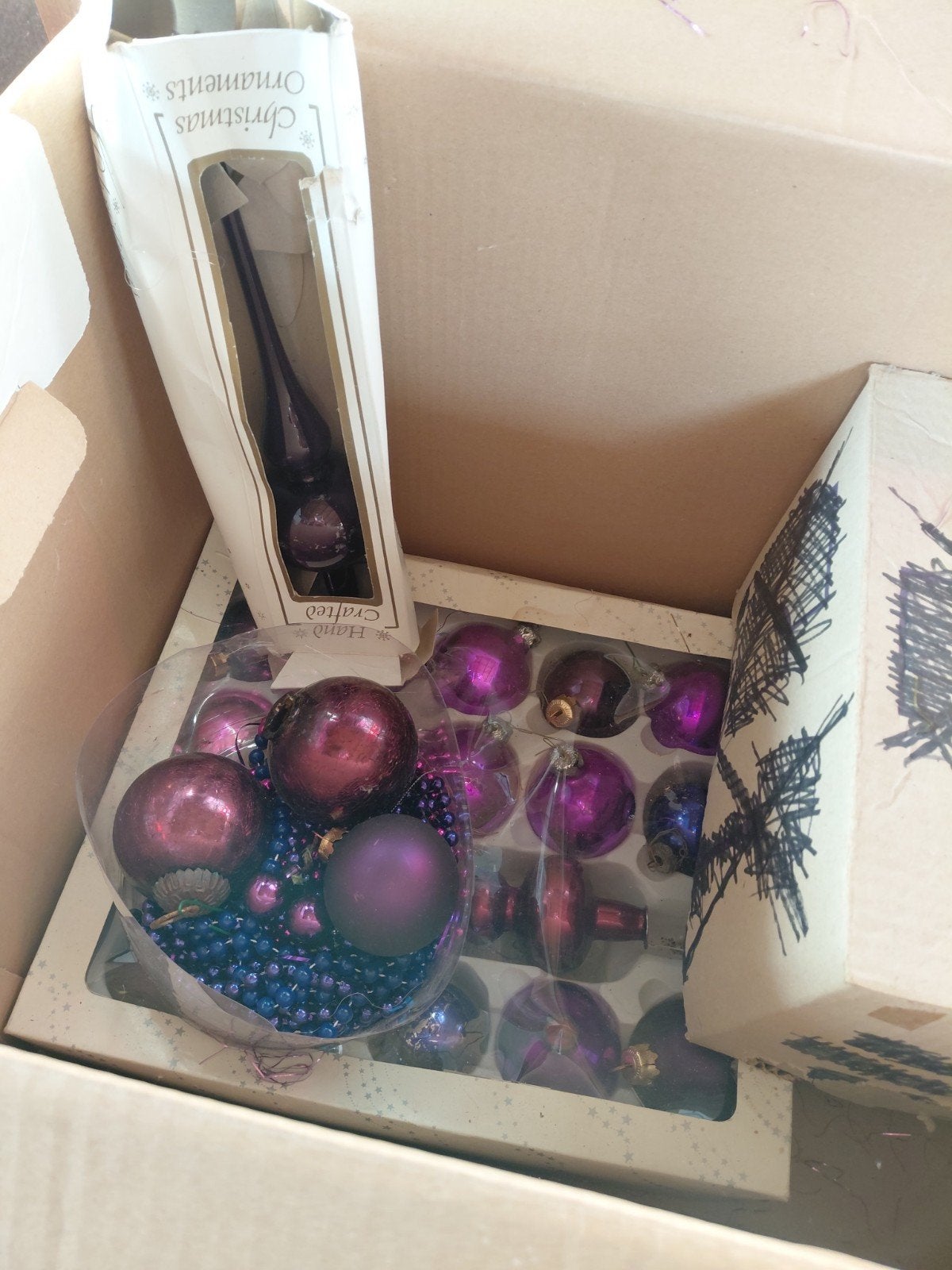 paarse kerstballen, Ophalen