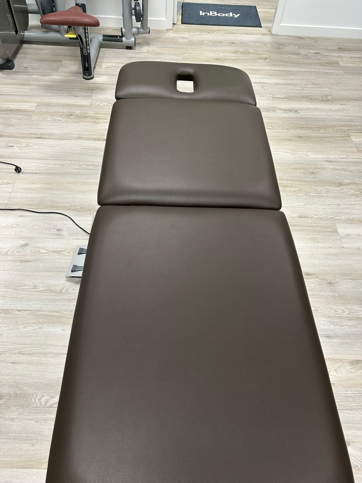 Massagebank Manumed 212 electrisch verstelbaar, Ophalen of Verzenden, Zo goed als nieuw, Massagetafel