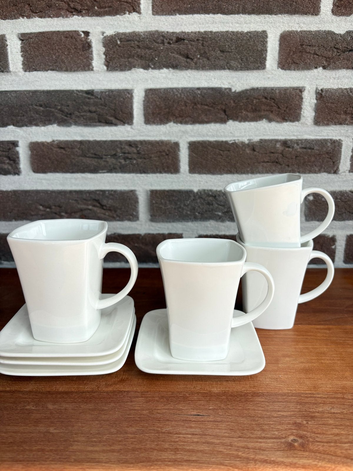 4 witte koffiemokken met onderbordjes, Keramiek, Zo goed als nieuw, Modern, Mok