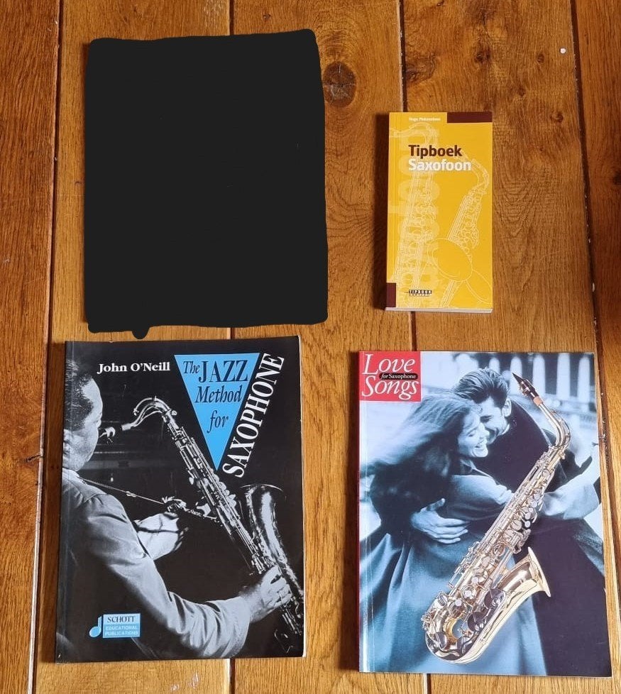 Diverse boeken tbv Saxofoonspelen (tipboek en muziekbladen), Instrument, Diverse auteurs, Ophalen of Verzenden, Zo goed als nieuw