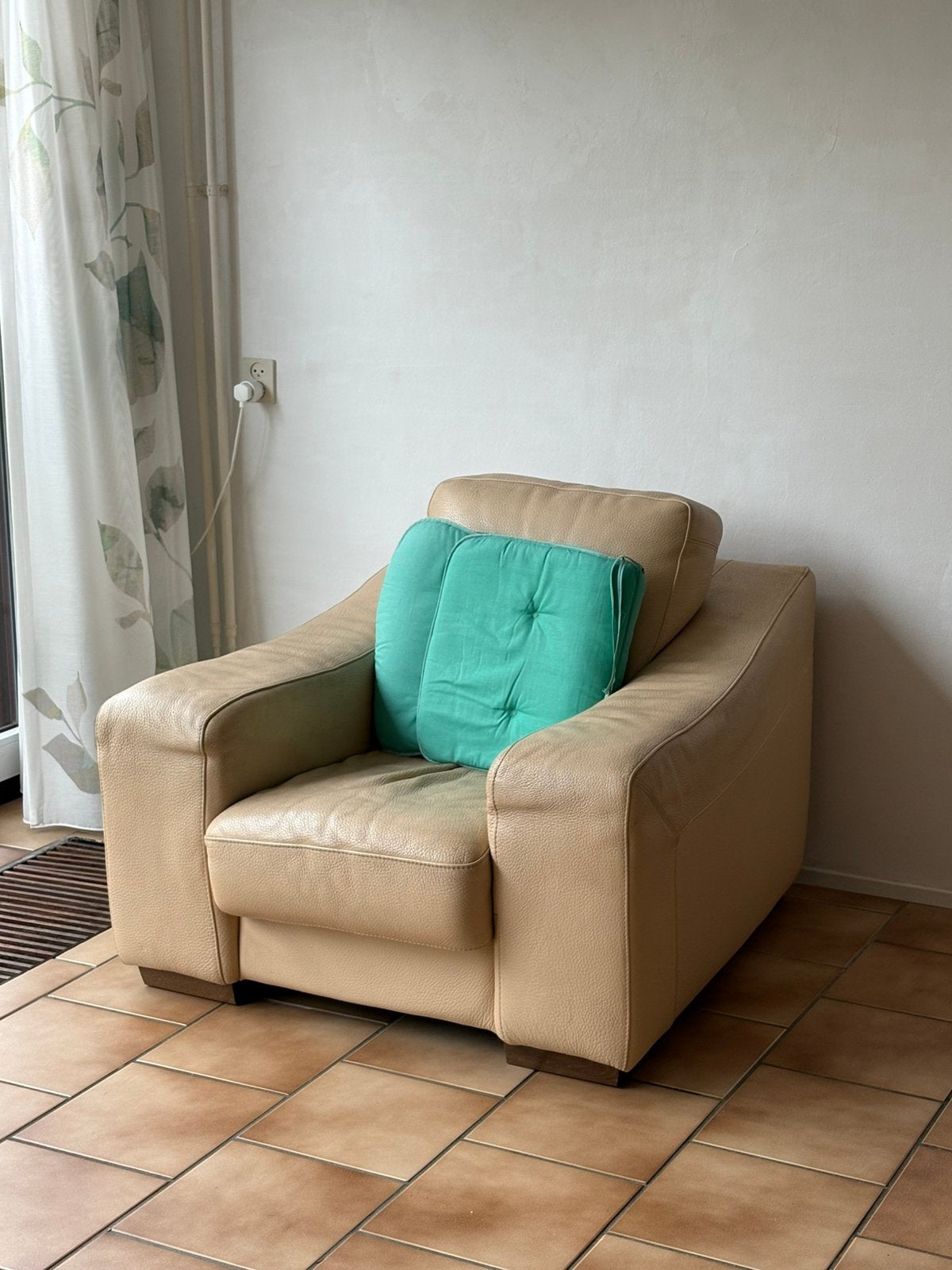 Stoel beige leer fauteuil, Ophalen, Zo goed als nieuw, Eenpersoons, Minder dan 150 cm