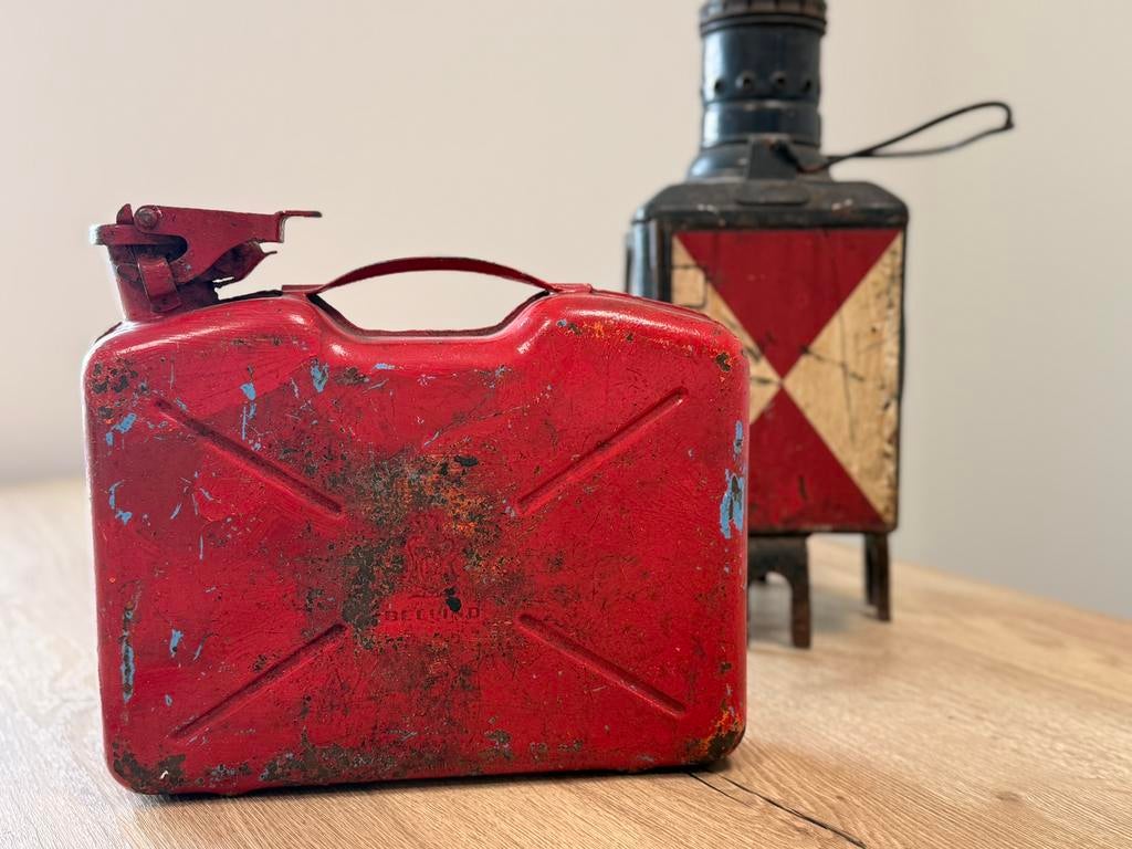 Vintage Bellino Jerrycan 5L – Rood met prachtig patina, Antiek en Kunst, Antiek | Overige Antiek, Ophalen