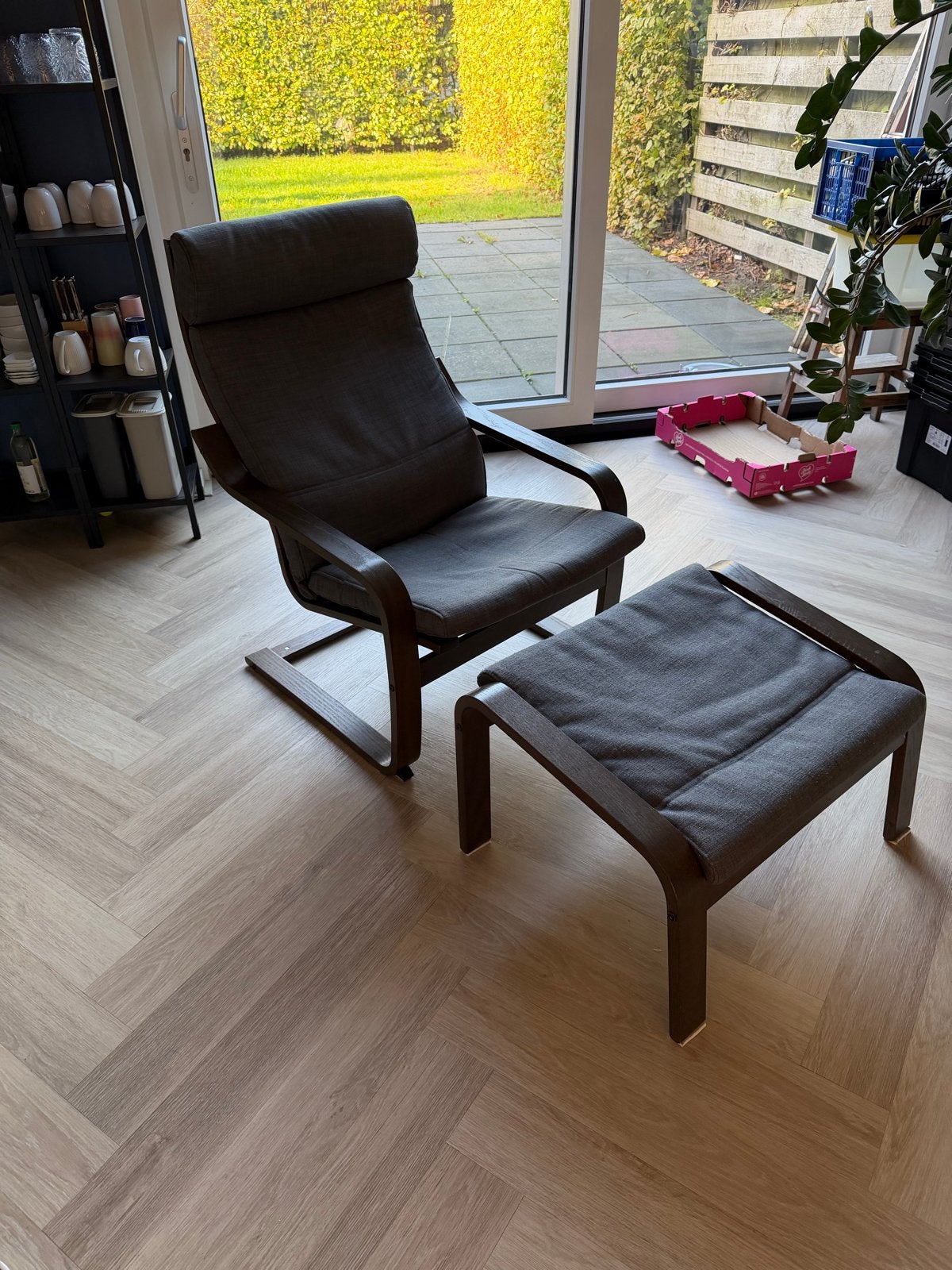 Gratis:IKEA POÄNG stoel en voetenbank met donkergrijs kussen, Ophalen, Gebruikt, 75 tot 100 cm, 50 tot 75 cm