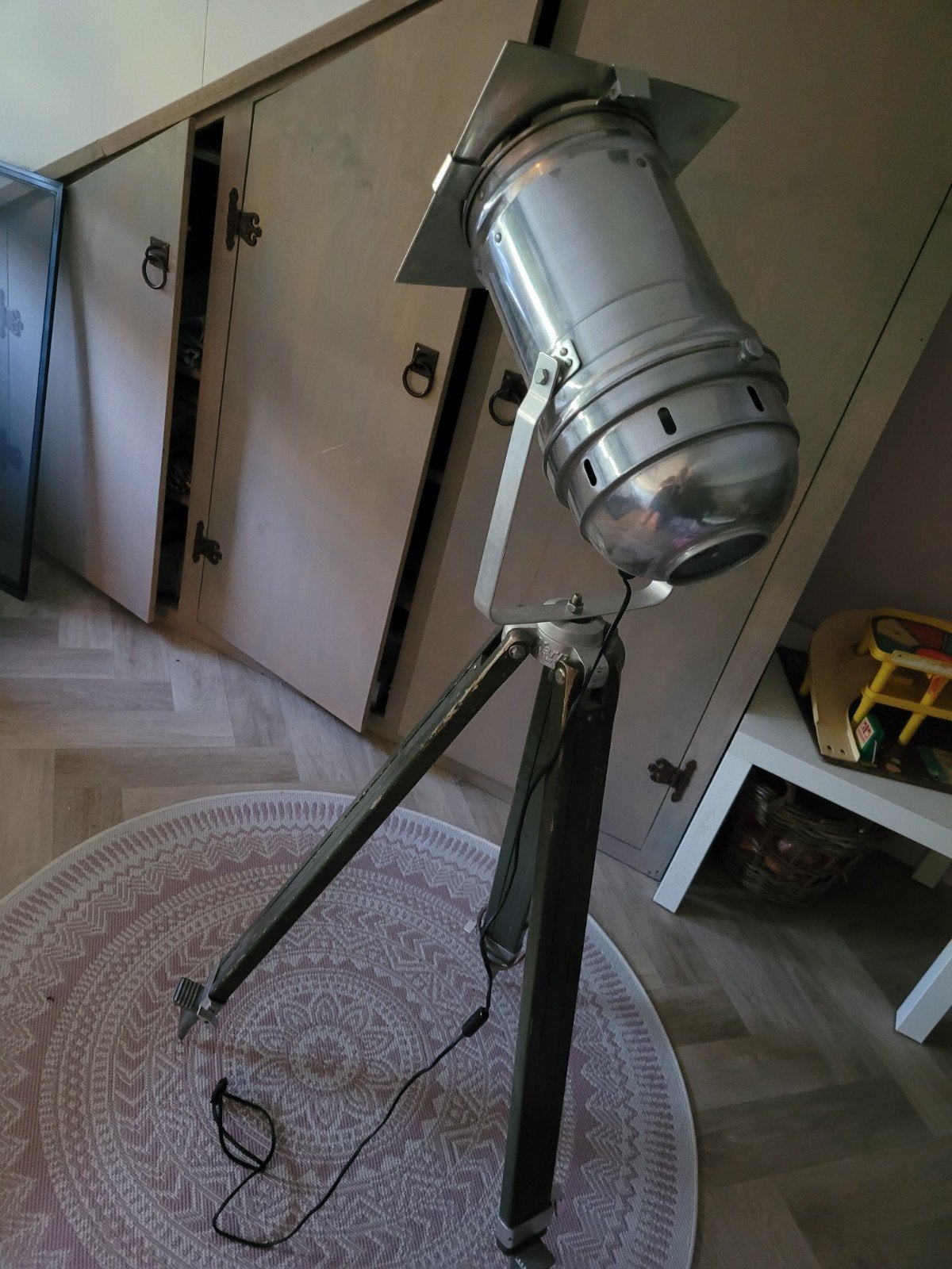 Industriële lamp op statief - Vintage spotlight, Huis en Inrichting, Ophalen, 100 tot 150 cm, Industrieel, Vintage, Loft, E27 (groot)
