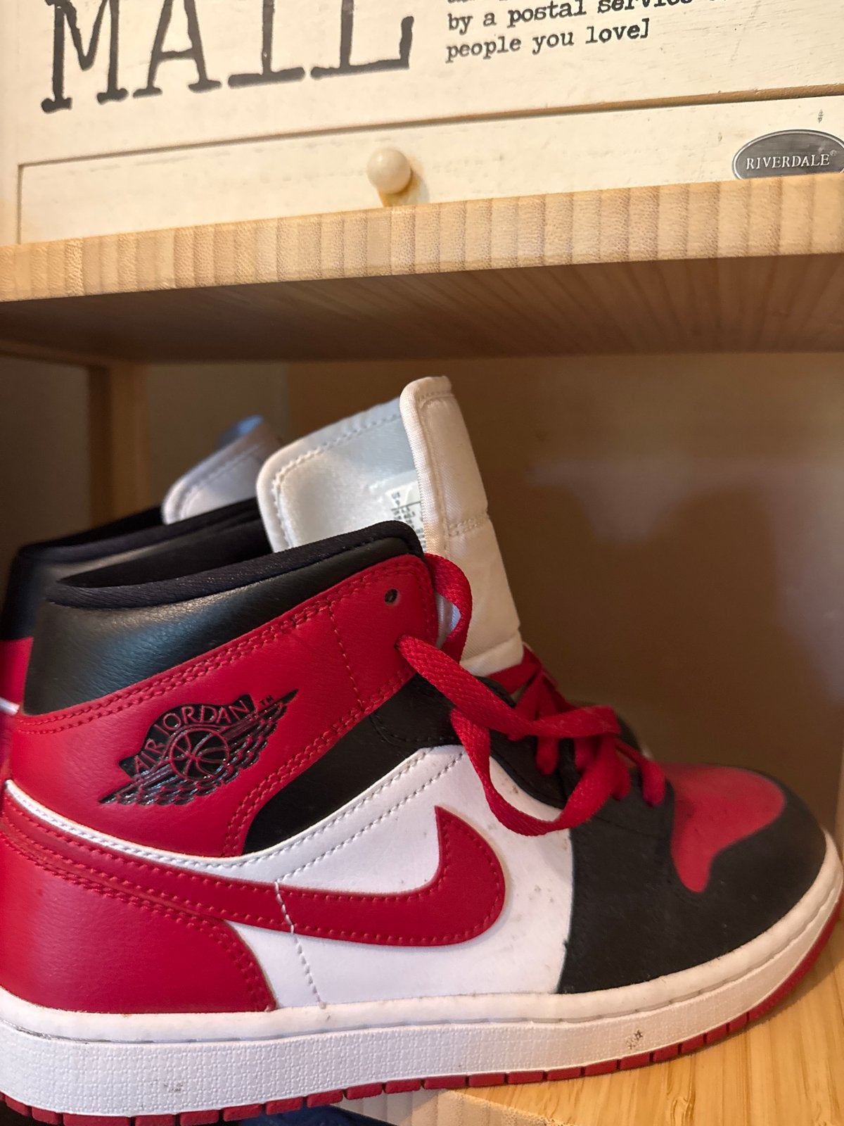 Nike Air Jordan 1 Mid Chicago Black Toe, Ophalen of Verzenden, Zo goed als nieuw, Zwart, Sneakers of Gympen