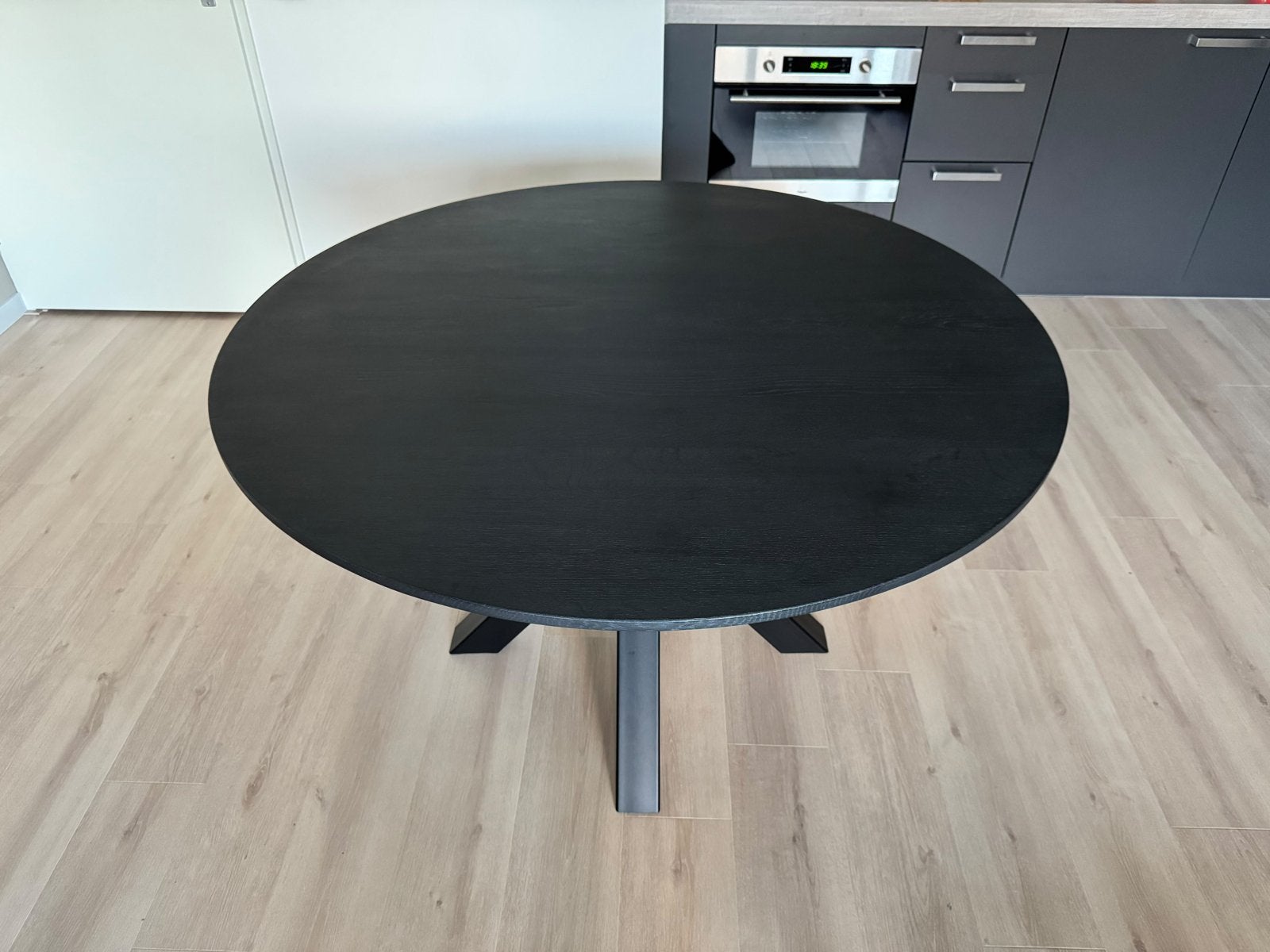 Ronde eettafel met zwart blad en metalen onderstel, Ophalen, 100 tot 150 cm, Zo goed als nieuw, Vier personen