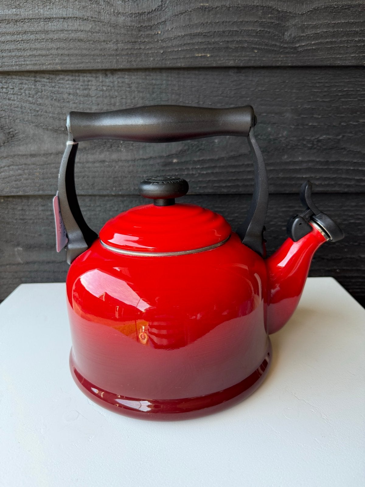 Le Creuset fluitketel rood 2.1L, Ophalen of Verzenden, Zo goed als nieuw, Metaal, Rood
