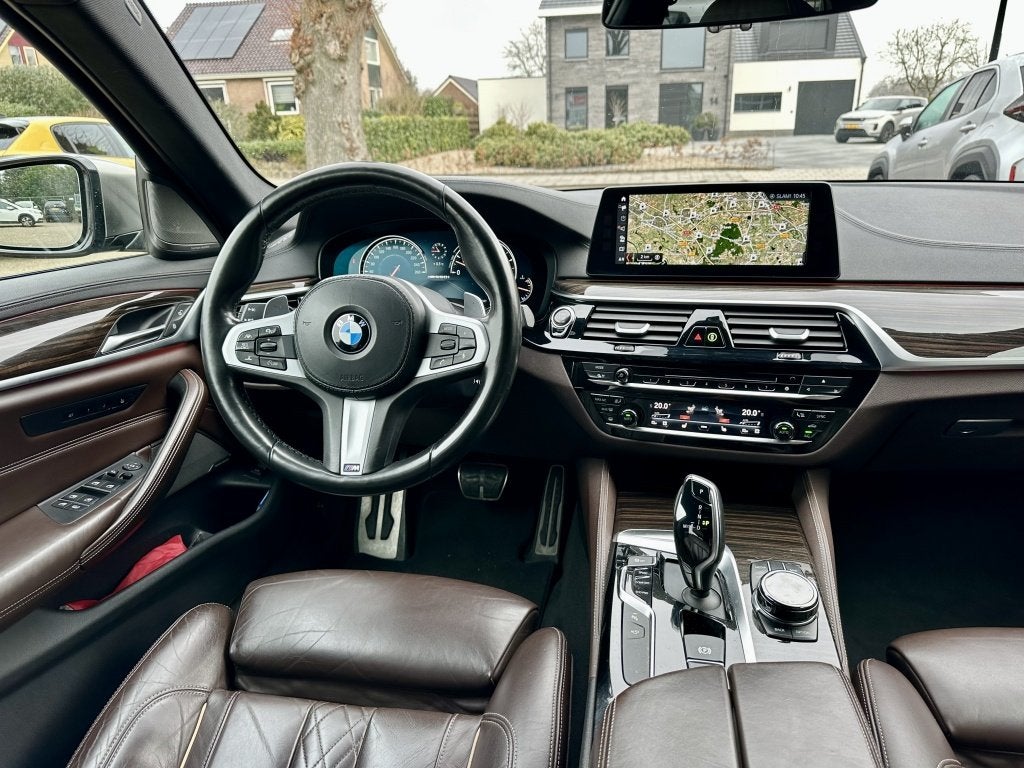 BMW 5 Serie M550i xDrive High Executive 360 Softclose Massag, Auto's, BMW, Gebruikt, 4395 cc, Vierwielaandrijving, Sedan